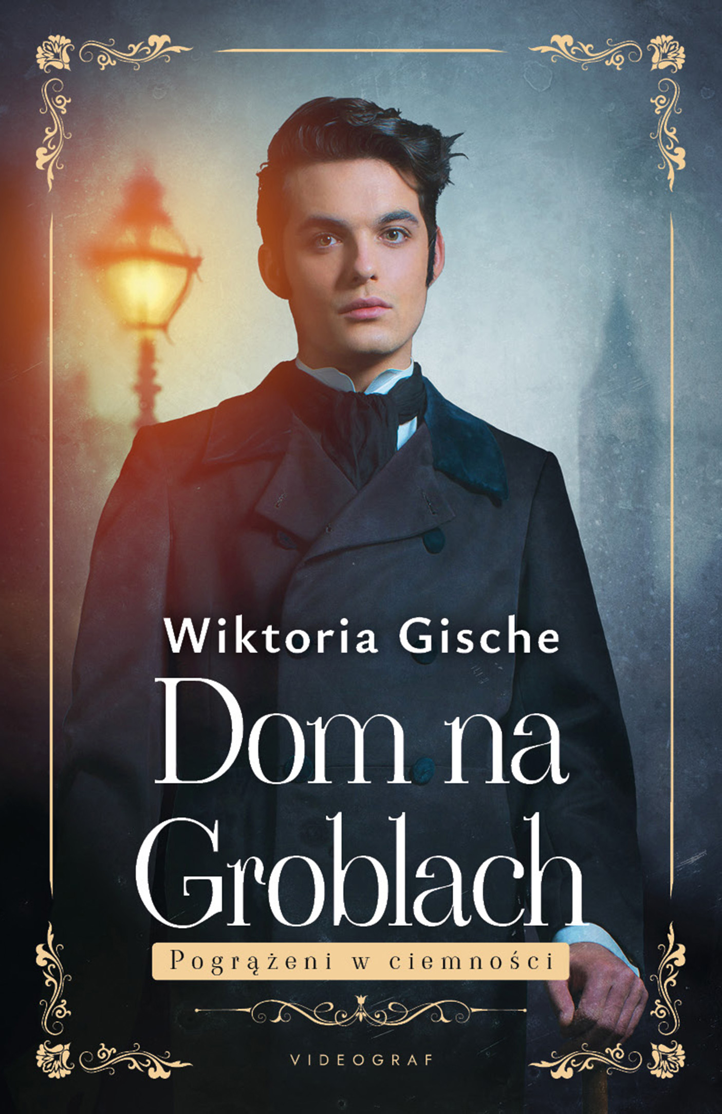 Tytuł: Dom na Groblach. Pogrążeni w ciemnościach
Autor: Wiktoria Gische
Wydawnictwo: Wydawnictwa Videograf SA
Formaty: EPUB, MOBI