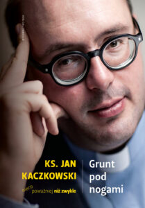 Grunt pod nogami. Ksiądz Jan Kaczkowski nieco poważniej niż zwykle — okładka e-booka