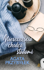 Tytuł: Nieszczęścia chodzą stadami
Autor: Agata Przybyłek
Wydawnictwo: Czwarta Strona
Formaty: EPUB, MOBI