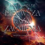 Tytuł: Rodzina Carmody Tom 1 Pierwsza faza zaćmienia
Autor: Agata Polte
Wydawnictwo: Nowe Strony
Formaty: EPUB, MOBI