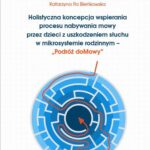 Holistyczna koncepcja wspierania procesu nabywania mowy przez dzieci z uszkodzeniem słuchu w mikrosystemie rodzinnym – „Podróż doMowy” — okładka e-booka