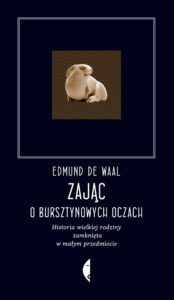Zając o bursztynowych oczach. Historia wielkiej rodziny zamknięta w małym przedmiocie — okładka e-booka